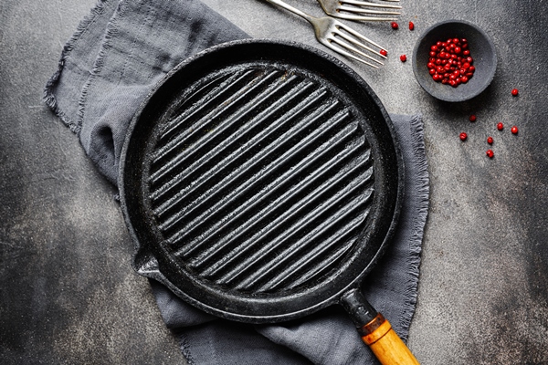 empty iron grill pan on table - Ростбиф
