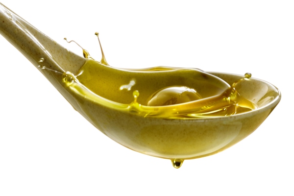 extra virgin olive oil with olives in a spoon - Постный салат с пророщенным машем