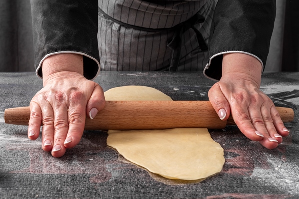 female chef rolling dough - Монастырская кухня: рисовая каша с малиной, пирожное с черносливом