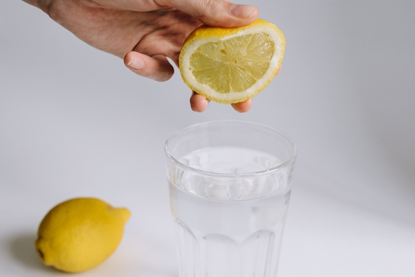 female hand squeezed lemon juice into a glass of water - Монастырская кухня: суп "Святогорский", печенье курабье