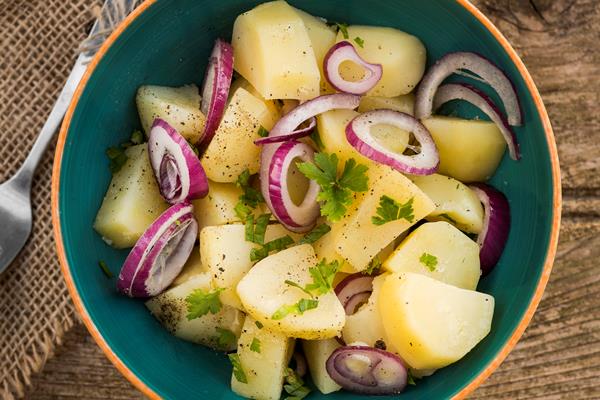 flat lay delicious potato salad - Жареная свинина