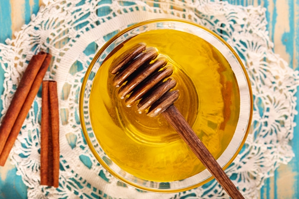 flat lay dipper and honey in bowl - Монастырская кухня: жареная зубатка, запечённое яблоко с орехами