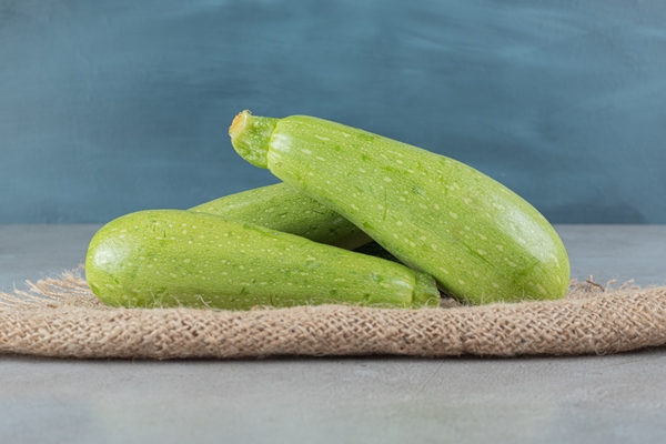 four fresh zucchini vegetables on a sackcloth high quality photo - Кабачки с мясом