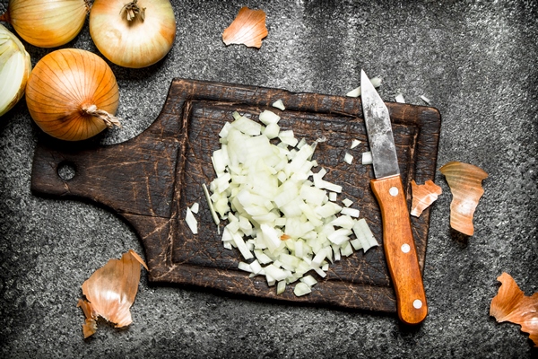 fresh chopped onion on the old board on rustic table 1 - Печень в сметане