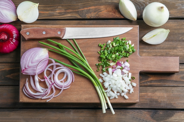 fresh cut onion on wooden board - Соус луковый острый