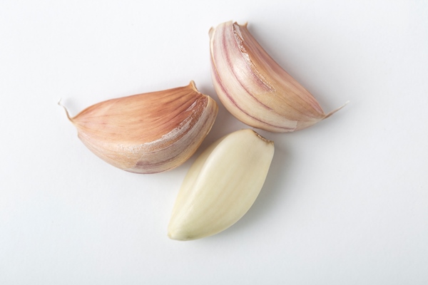 fresh garlic isolated on white background - Монастырская кухня: мидии в белом вине, салат из авокадо со спаржей и креветками