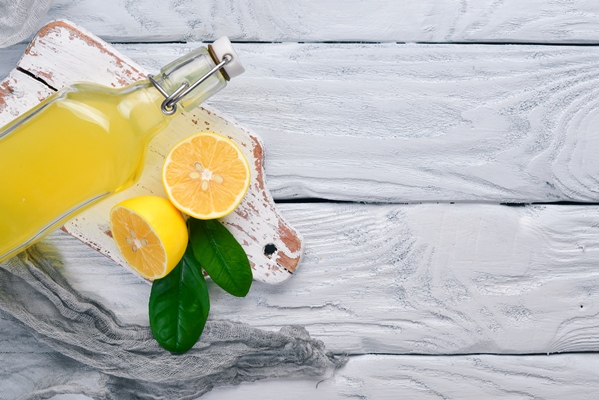 fresh lemons and lemon juice on a wooden background top view free space for your - Черничный соус без варки
