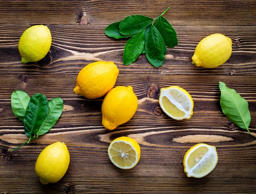 fresh lemons and lemons leaves on shabby wooden background - Монастырская кухня: галушки по-охотничьи, лимонное печенье