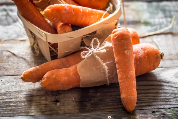 fresh organic carrots a bunch of carrots lying on wooden boards - Монастырская кухня: чечевичный суп, хлопья в яблоках