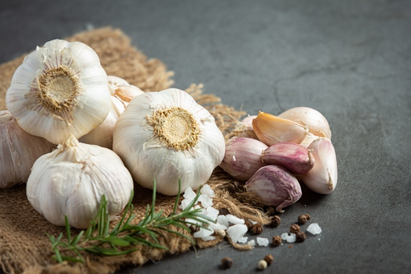 fresh raw garlic ready to cook - Хумус с печёным чесноком
