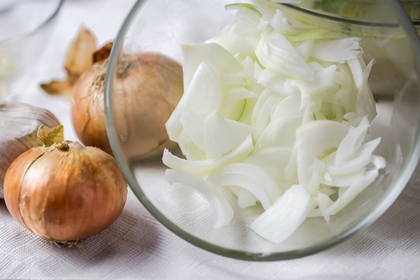 fresh sliced onions with a glass bowl close up and a whole onion - Монастырская кухня: картофельные котлеты, маково-ореховые вафли