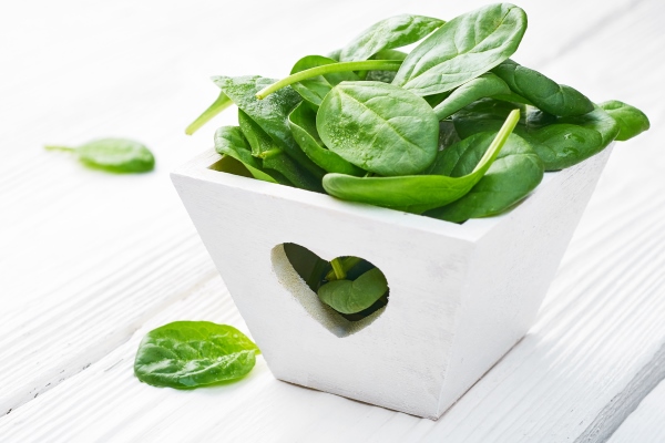 fresh spinach leaves in a wooden background - Постный суп из овощей и водорослей