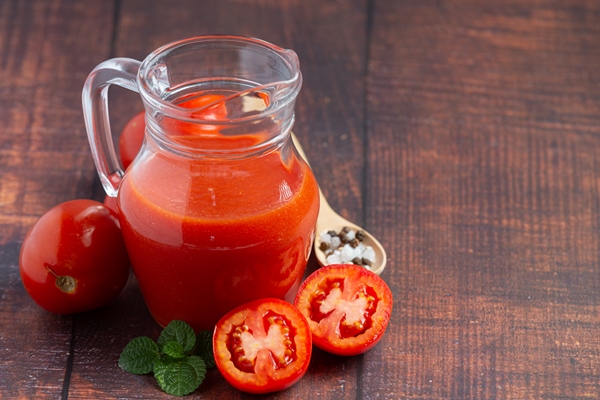 fresh tomato juice ready to serve 1 - Монастырская кухня: печенье на томатном соке, овсяный суп с цветной капустой