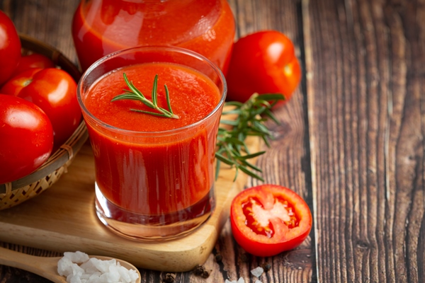 fresh tomato juice ready to serve - Монастырская кухня: суп из красной фасоли, драники