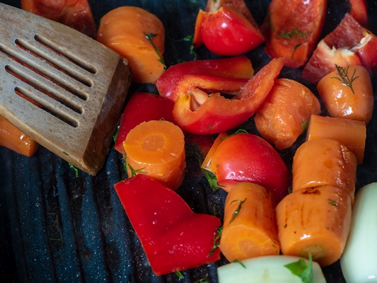fresh vegetables are cooked in a pan grill carrots sweet red peppers onions concept of vegetarian and healthy food - Монастырская кухня: пшённая каша с квашеной капустой, фасолевая лапша