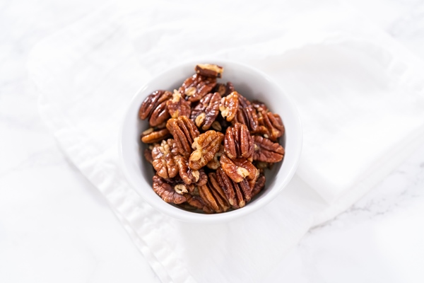 freshly toasted pecans in a small white bowl - Грушевый салат с пеканом