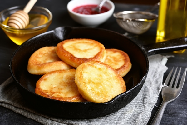 fried cheesecakes in frying pan - Монастырская кухня: тыковник с черносливом и постные оладьи
