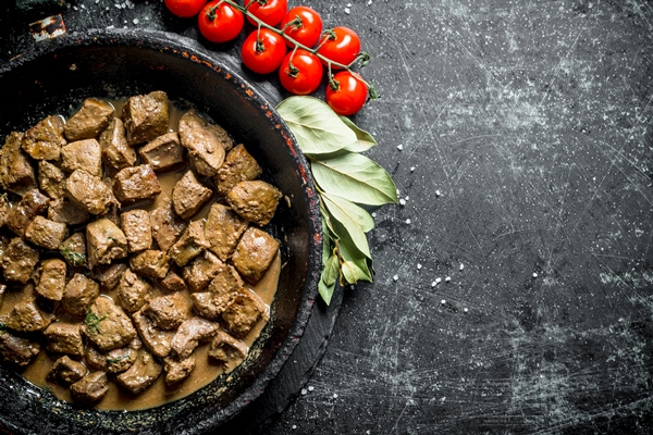 fried liver in a pan with bay leaf and tomatoes - Блинчики с печенью