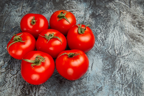 front view fresh tomatoes - Монастырская кухня: овсянка с горошком, томатный суп с фасолью