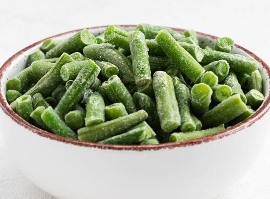 frozen green beans in a bowl on a white table - Монастырская кухня: печенье на томатном соке, овсяный суп с цветной капустой