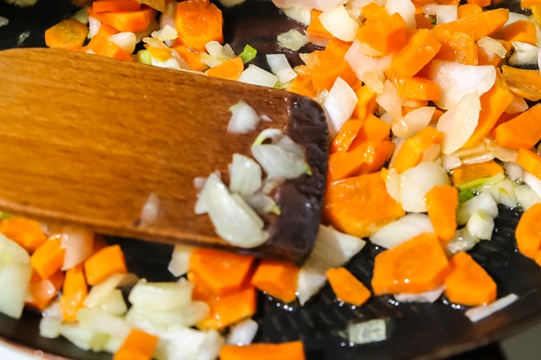 frying carrots and onion in the pan homemade food healthy vegetables - Монастырская кухня: грибной бульон с расстегаями, кулеш