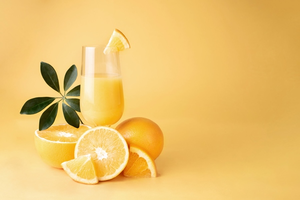 glass with fresh orange juice and cut into halves oranges - Соус фруктово-ягодный