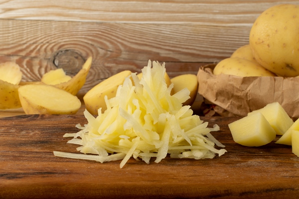 grated potatoes close up - Монастырская кухня: оладьи из картофеля, жареные яблоки и сорбет