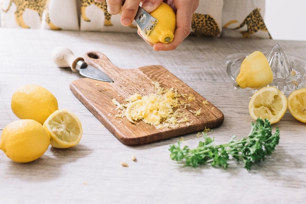 grating lemons - Винный соус