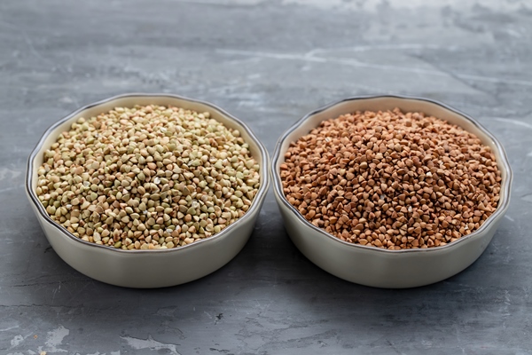 green and brown buckwheat in bowl on ceramic background - Как прорастить зелёную гречку для употребления в пищу