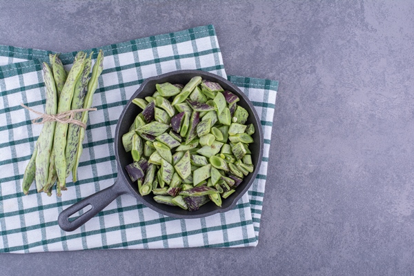 green beans isolated in a wooden tray on blue surface - Монастырская кухня: похлёбка с фасолью и рисом, свекольный кекс
