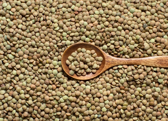green lentils with a spoon top view close up - Монастырская кухня: чечевица со свёклой, постный лимонный бисквит