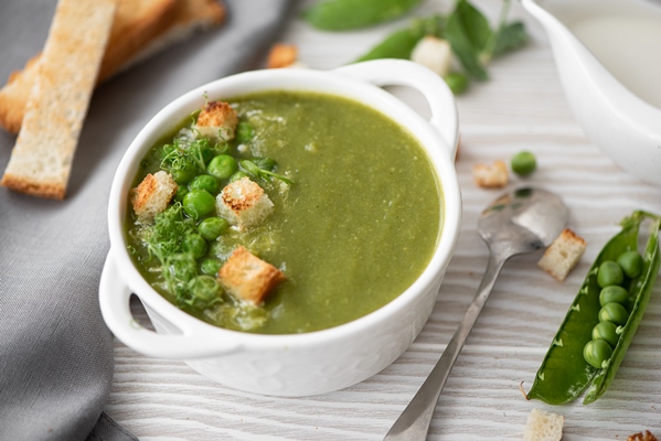 green pea puree soup with croutons 1 - Острый постный суп из зелёного горошка без варки