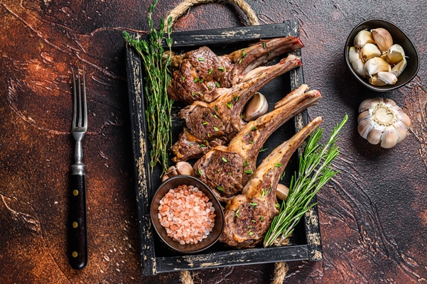 grilled lamb chops steaks in a wooden tray - Отбивные котлеты на косточке