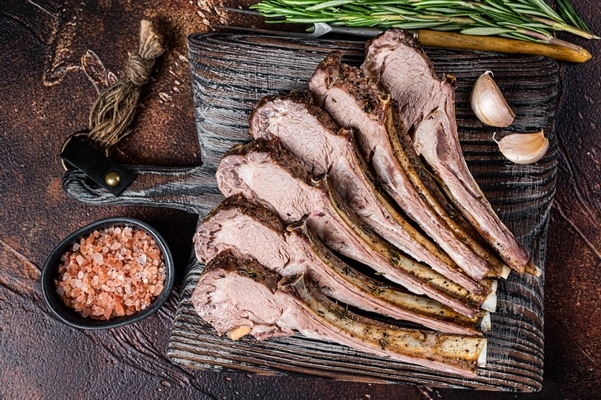 grilled lamb mutton ribs chops steaks on wooden board - Баранья грудинка в панировке