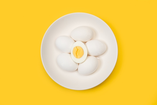 halved boiled egg and five more eggs on a white plate - Соус с каперсами