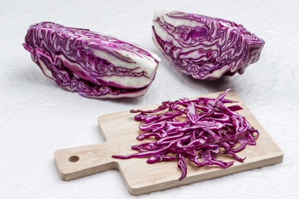 halved red cabbage sliced cabbage on cutting board fresh vegan food white background - Разноцветные блинцы