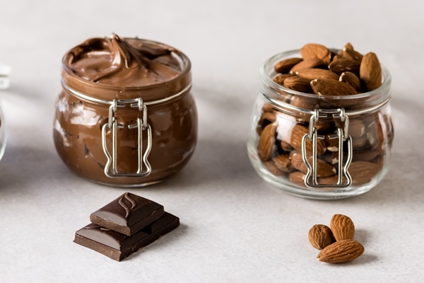hazelnut and almond spread with nuts and chocolate bar - Арахисовая паста с миндалём