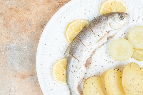 herring with boiled potatoes on white plate - Монастырская кухня: запеканка из картофеля с сельдью, оладьи из овсяных хлопьев