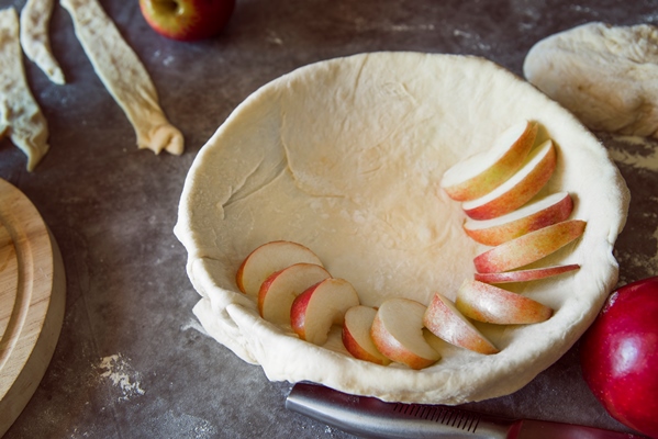 high angle apple pie making process - Пирог печёный из дрожжевого теста