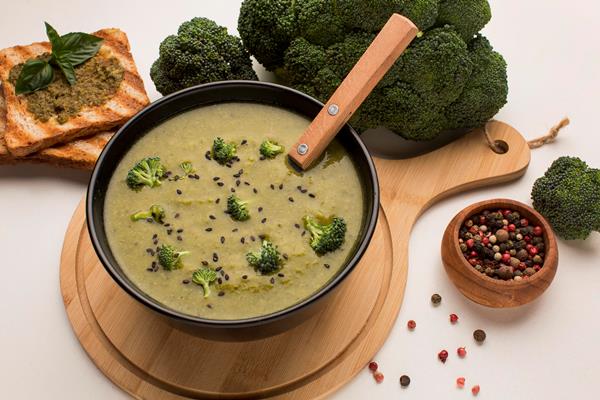 high angle of winter broccoli soup in bowl with spoon and toast - Монастырская кухня: постный шоколадно-кофейный пирог с вишней и бананами, овощной суп