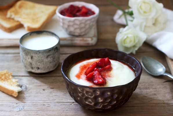 homemade breakfast of semolina porridge strawberry sauce coffee with milk and toast on a wooden surface 1 - Манка без варки с фруктами