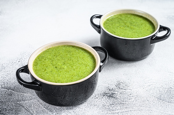 homemade broccoli and spinach cream soup in bowl - Постный зелёный крем-суп без варки