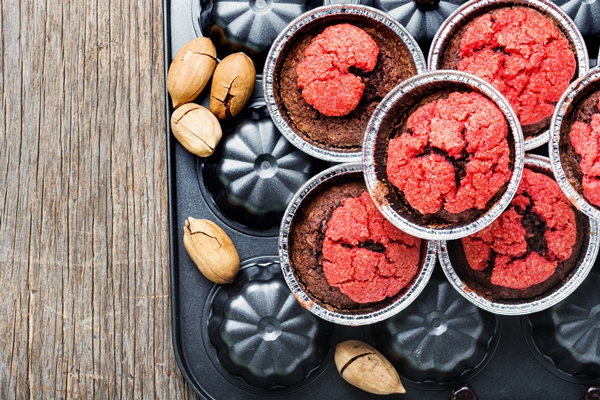 homemade muffins with nuts - Монастырская кухня: похлёбка с фасолью и рисом, свекольный кекс