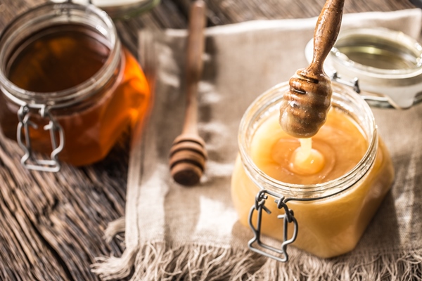 honey in jars and dipper on rustic oak table - Монастырская кухня: рисовые котлеты с грибным соусом, овсяное печенье