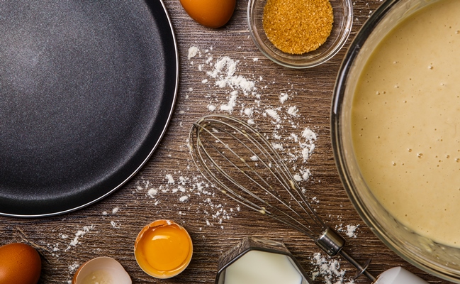 ingredients for pancakes frying pan - Блинцы на йогурте