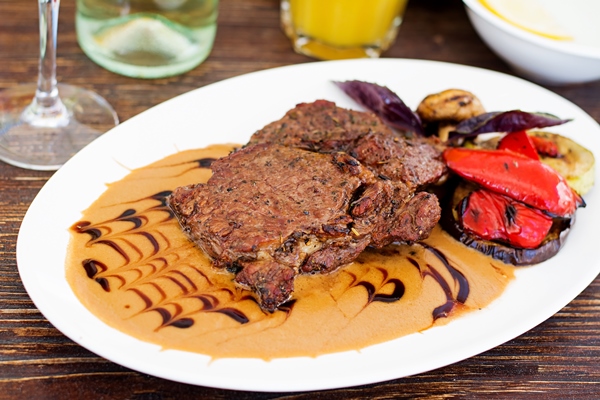 juicy beef steak with french cream sauce - Разновидности блюд из жареного мяса