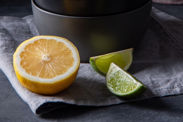 juicy lemons and limes in a black bowl on a gray table - Острый постный суп из зелёного горошка без варки
