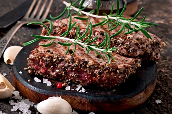juicy steak medium rare beef with spices - Ростбиф