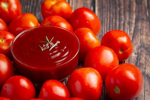 ketchup or tomato sauce with fresh tomato - Соус красный