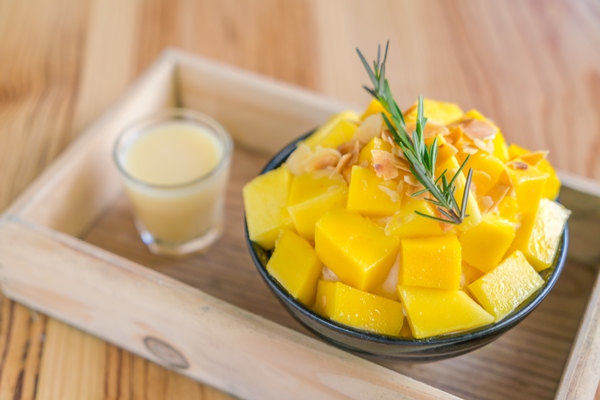 korean style fresh mango shaved ice on wood table - Гречнево-кокосовая каша без варки
